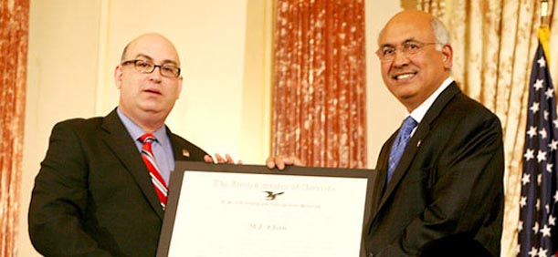 USCIS Director Emilio T. González presents M.J. Khan with the “Outstanding American by Choice” recognition in Washington, DC, Apr. 23, 2007